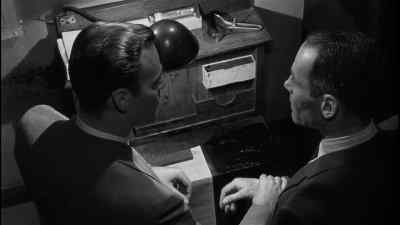 Give me your right hand. - The Wrong Man