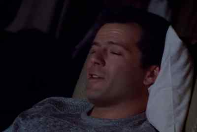 - Give me your shoe.
- What are you gonna do with it? - Moonlighting