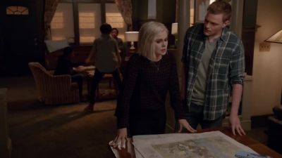 -Give me that thing, man!
-No! - iZombie