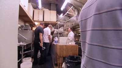 GIVE ME THIS MALLET.
I'M GONNA-- - Kitchen Nightmares