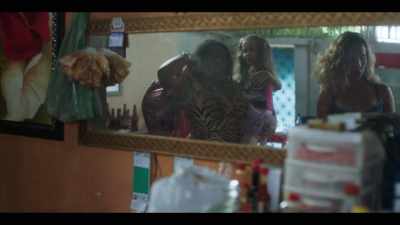 - Give her some juice.
- Okay, let's go play with dolls. - Paloma