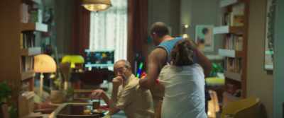 -Give me the phone, Manu!
I, Dad, hon appetit. - Me he hecho viral