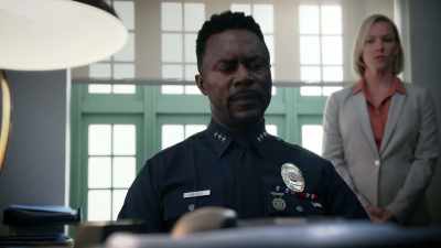 Give us the room, Detective.
Wait for me outside. - All Rise