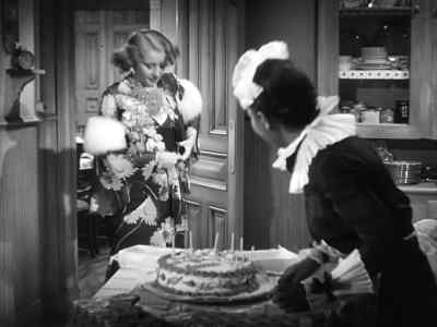 Gladys, are you nearly ready?
I have to let her in. - Stella Dallas