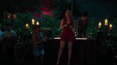 -[glass clinking]
-[man] Whoo! - Riverdale