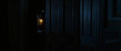 [glass shatters]
[Robert gasps] - Frankenstein: Legacy
