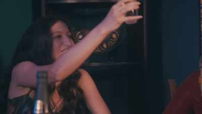 (glasses clinking)
(girls laughing) - Amor Emanuelle