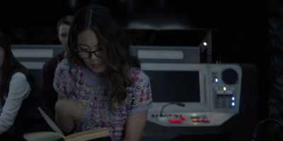 Glasses. It's the glasses. - Batwoman