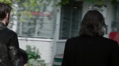 Go around the back and wait. - Once Upon a Time