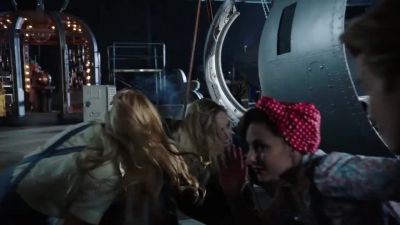 - Go, go!
Get down. - DC's Legends of Tomorrow