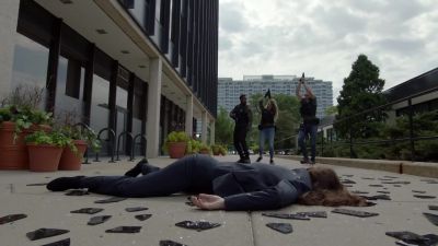 - Go, go, go, I got her. - Chicago P.D.
