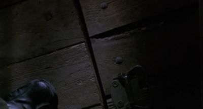 Go, go, go.
Upstairs now, go, go! - Wrong Turn