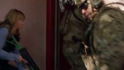 - Go! Move in!
- [ Shouting indistinctly ] - The Rookie: Feds