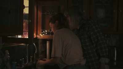 - Go out there and help her.
- I'm tired, mom. - City of Trees
