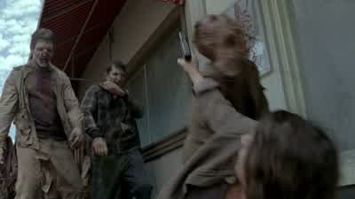 Go! Come on! Where's the feed store? - Go! The other end of town. We can try-- - We can't. Glenn sai - The Walking Dead