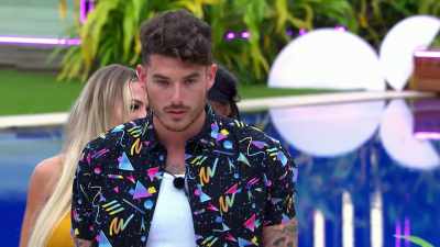 GO SIT DOWN WITH ALL THE OTHER
ISLANDERS. - Love Island