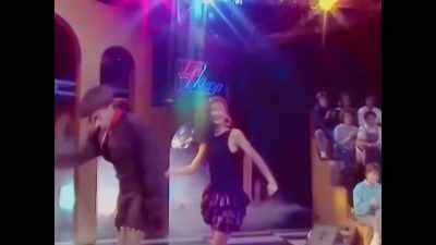 ♪ Go to the dance floor,
dansez ♪ - Milli Vanilli