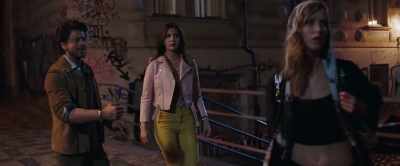 - Go!
- We're not with them. - Jab Harry Met Sejal