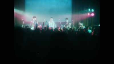 ♪ God save the Queen - Pistol