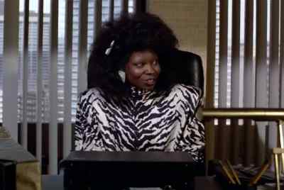 God, there's something in here. - Moonlighting