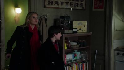 Gold, come on, please,
we really shouldn't be here. - Once Upon a Time