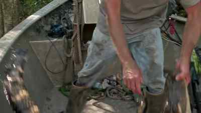 Golly, he's short. - Swamp People