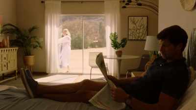 [golpeando pasos] [golpeando la puerta] - Couples Retreat Murder