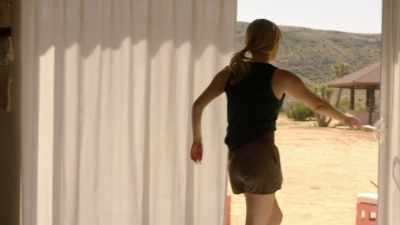 [golpeando pasos] [golpeando la puerta] - Couples Retreat Murder
