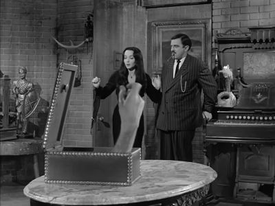 Gomez, the old chest.
Quick, open it up. - The Addams Family