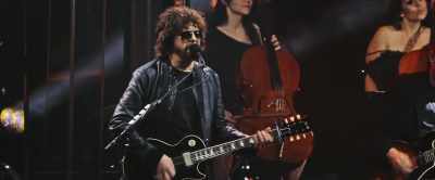 ♪ Gonna write a little letter ♪ - Jeff Lynne's ELO: Wembley or Bust
