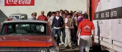 Good afternoon. Good afternoon.
Driver's license, cargo papers. - More American Graffiti