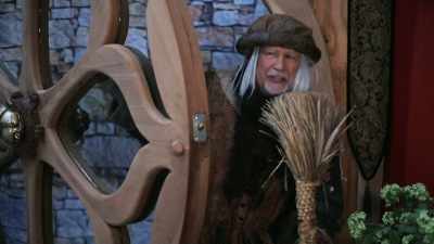 - Good day to you all.
- Bromley, my old friend! - Empire Queen: The Golden Age of Magic