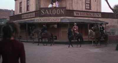 Good evening, gentlemen. - Cattle Annie and Little Britches