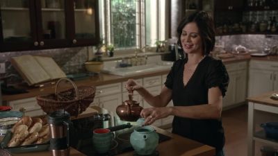 - Good morning!
- Hm, it is now. - Good Witch