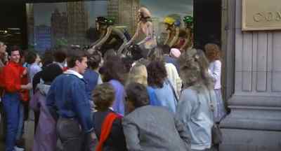 -Good morning, Mrs. T.
-Good morning, Jonathan. - Mannequin