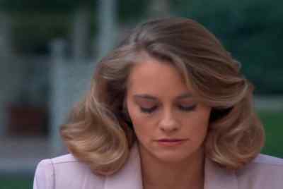 - Good morning, ticklebug.
- Hi, Mom. - Moonlighting
