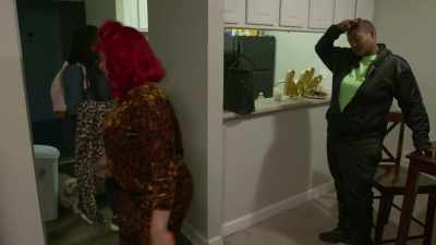 - Good to see you too.
- You look good. - Inmate to Roommate