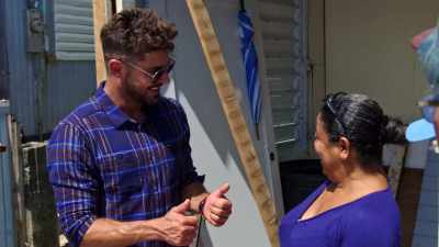 -Good? Sí?
-Sí! - Down to Earth with Zac Efron