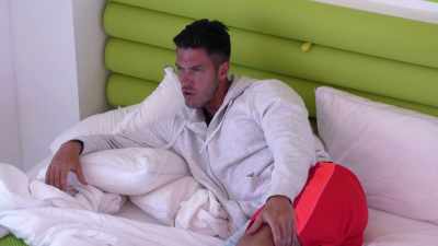 ‐Good, uh, good size.
‐Thank you. - Love Island