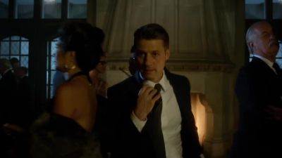 GORDON: Martinez.
Is Penguin dead? - Gotham