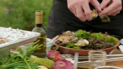 GORDON
Oh my God, the
guests are here and - Gordon Ramsay: Uncharted