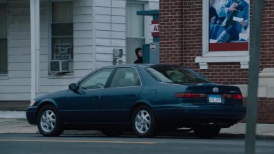 Got a blue Toyota pulling up. - FBI: Most Wanted