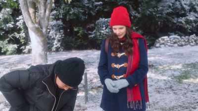 - Got a present for you.
- Whoa, you got a good arm. - The Dog Days of Christmas