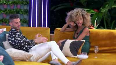 >> GOT A TEXT! - Love Island