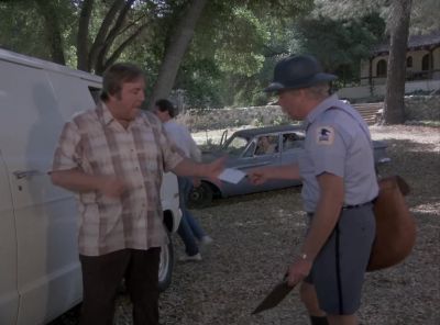 Got to deliver a letter
here for you.
Oh, thanks. - The A-Team