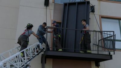 - Got him?
- Yeah. - Chicago Fire