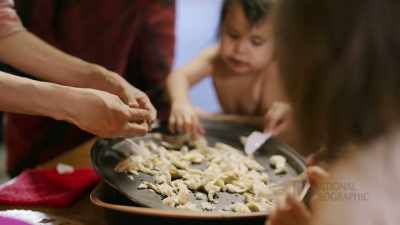 Got the little
ones working together, - Life Below Zero: First Alaskans