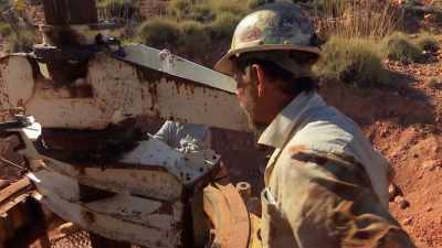 Gotta have full concentration.
What do you think, Greg? - Outback Opal Hunters