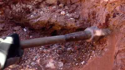 Gouge underneath it and then you
sorta just reef it down, - Outback Opal Hunters