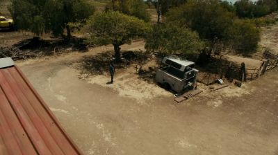 - Grab a corner.
- Four corners, four of us. - Fear the Walking Dead